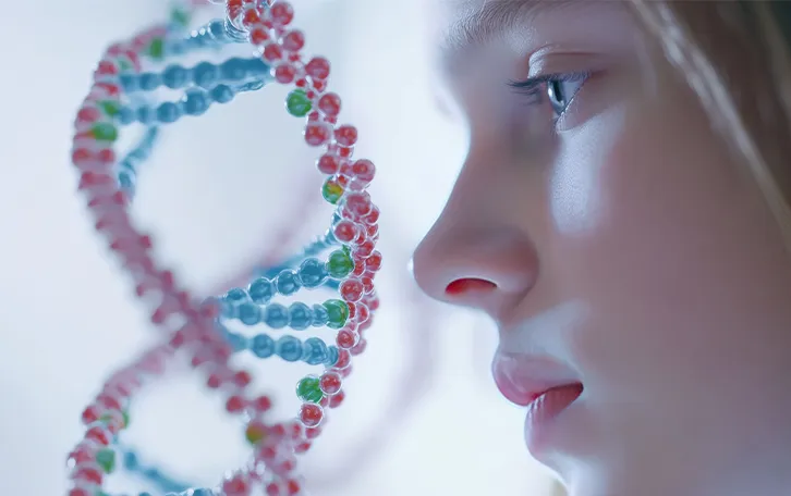 Ein DNA Strang neben dem Gesichtsprofil einer weiblichen Person