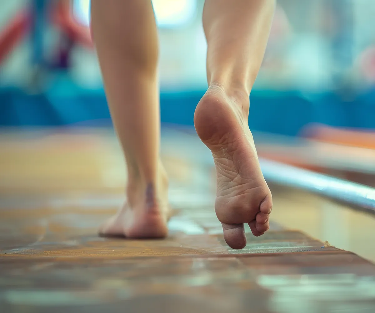 Pilzinfektion Hautpilz Risikofaktoren Ansteckungswege Eine Person mit nakten Füssen auf einer Web und sieht so aus, als würde er Anlauf nehmen