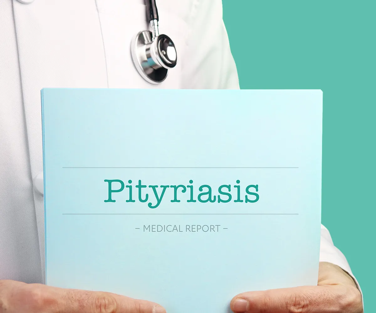 Eine männliche Person im Kittel und Stetoskop um hält ein Schild mit dem Titel Pityriasis hoch