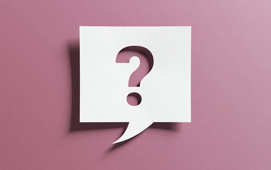 Notizzettel mit Schatten als Sprechblase mit einem Fragezeichen ausgeschnitten vor lila Hintergrund