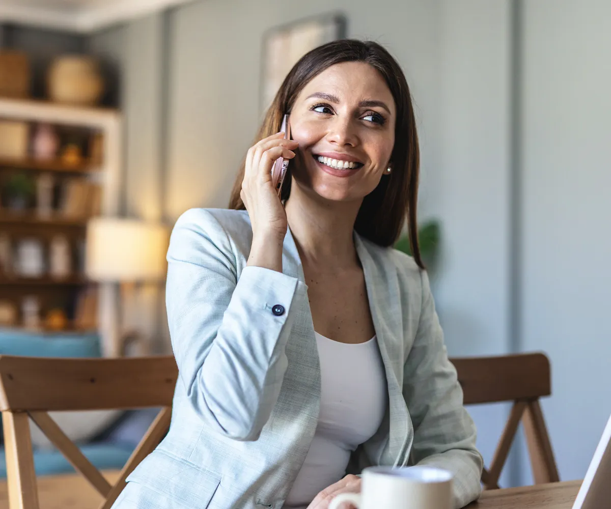 Eine sitzende telefonierende weibliche Person