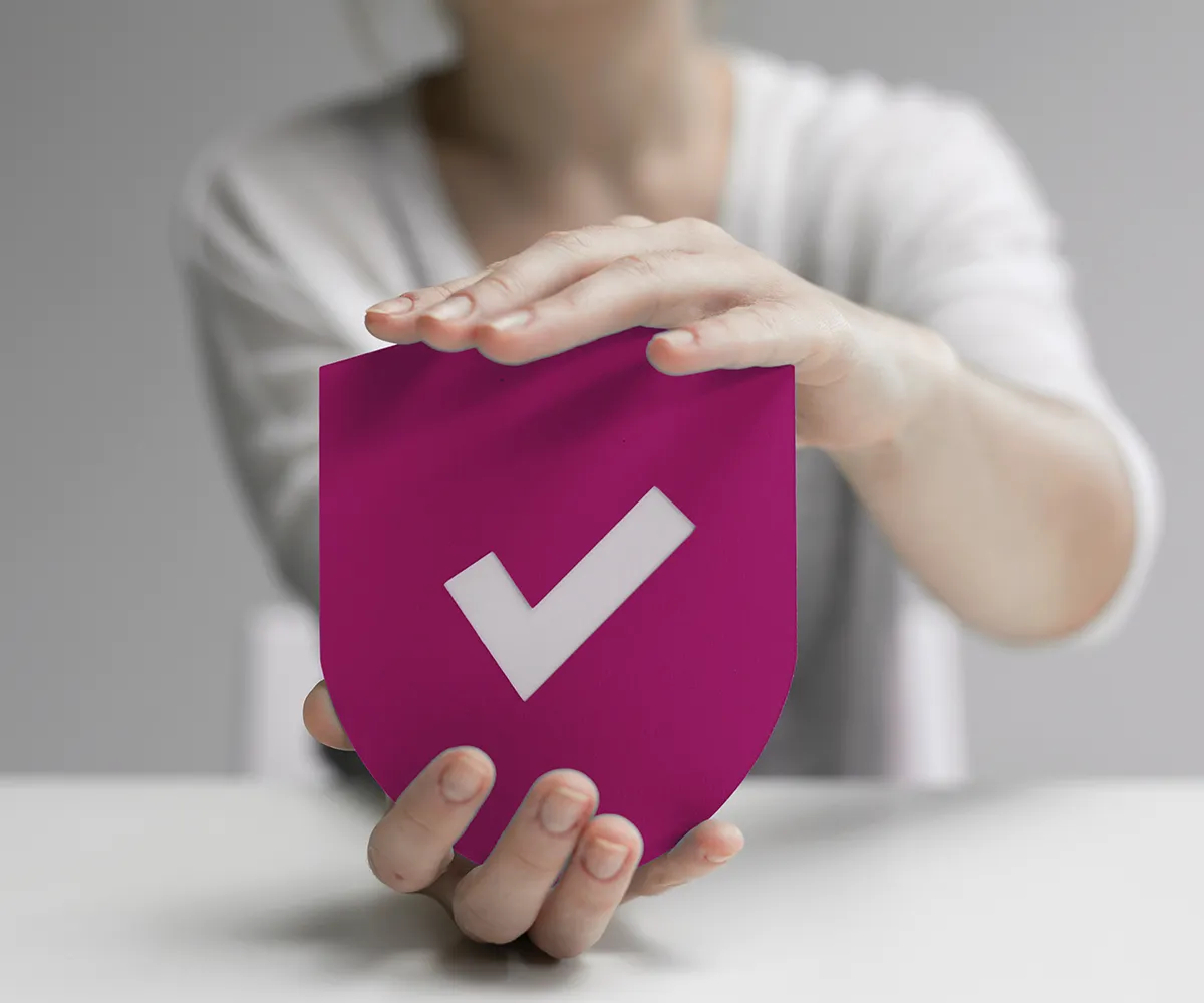 Pilzinfektion Symptome Wirkung Clotrigalen Jemand hält ein Schild in dunkel pink mit einem Check Haken drauf